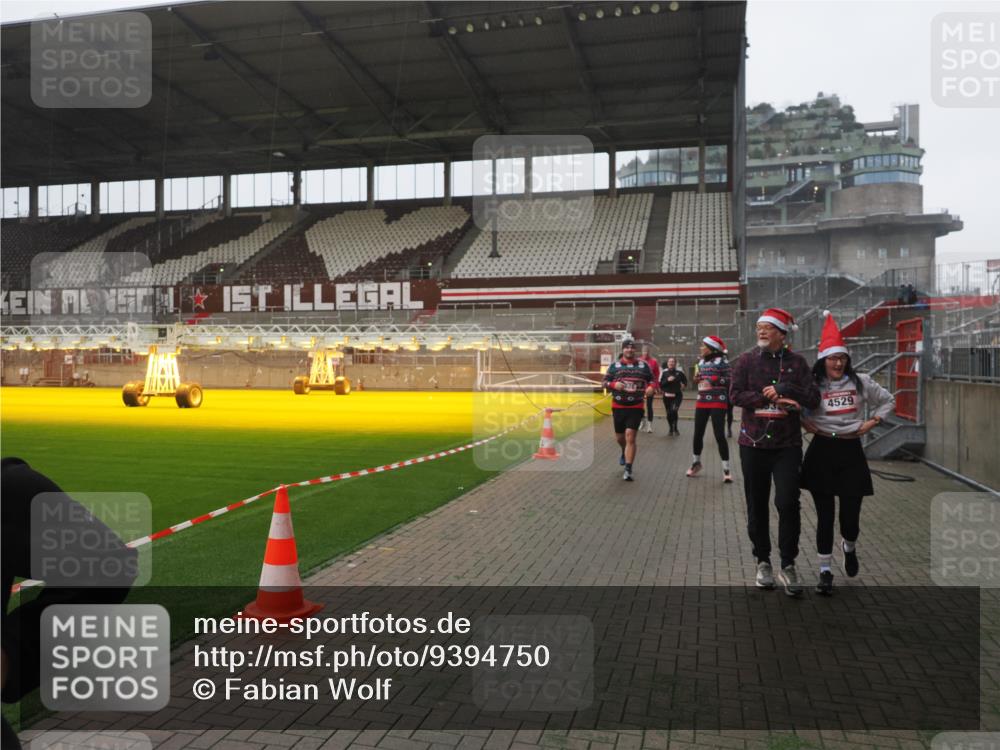 07.12.2025 - St. Pauli X-Mass-Run No. 15 Fabian Wolf http://msf.ph/oto/9394750 07.12.2025 10:26:46 Ziel 3771, 3787, 3792, 3828, 4185, 4384, 4705 meine-sportfotos.de