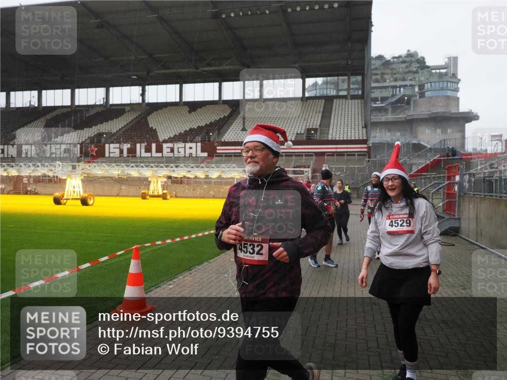 07.12.2025 - St. Pauli X-Mass-Run No. 15 Fabian Wolf http://msf.ph/oto/9394755 07.12.2025 10:26:48 Ziel 3771, 3787, 3792, 3828, 4185, 4384, 4705 meine-sportfotos.de