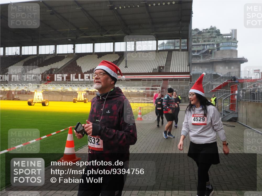 07.12.2025 - St. Pauli X-Mass-Run No. 15 Fabian Wolf http://msf.ph/oto/9394756 07.12.2025 10:26:48 Ziel 3771, 3787, 3792, 3828, 4185, 4384, 4705 meine-sportfotos.de