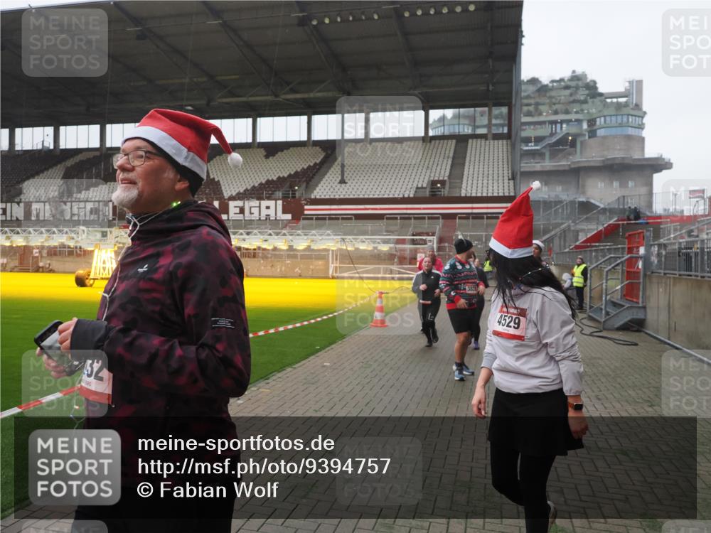 07.12.2025 - St. Pauli X-Mass-Run No. 15 Fabian Wolf http://msf.ph/oto/9394757 07.12.2025 10:26:48 Ziel 3771, 3787, 3792, 3828, 4185, 4384, 4705 meine-sportfotos.de