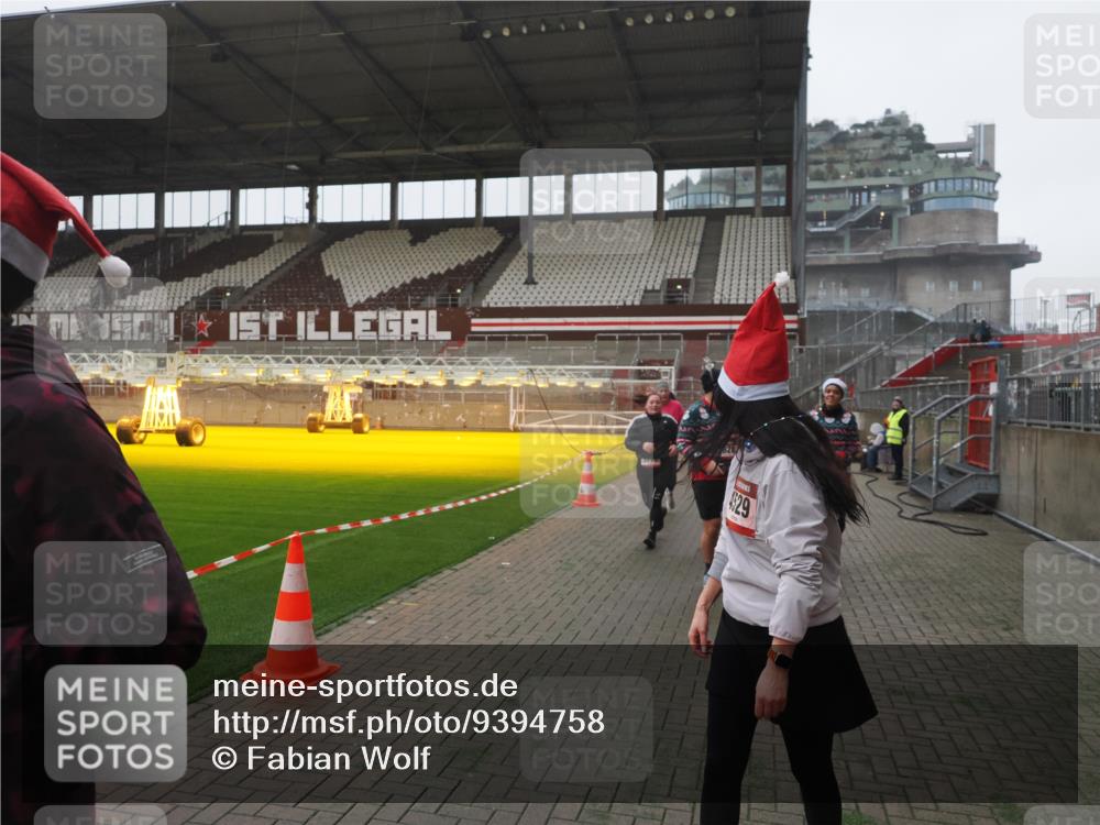 07.12.2025 - St. Pauli X-Mass-Run No. 15 Fabian Wolf http://msf.ph/oto/9394758 07.12.2025 10:26:49 Ziel 3771, 3787, 3792, 3828, 4185, 4384, 4705 meine-sportfotos.de