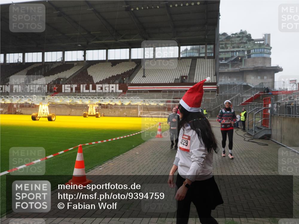 07.12.2025 - St. Pauli X-Mass-Run No. 15 Fabian Wolf http://msf.ph/oto/9394759 07.12.2025 10:26:49 Ziel 3771, 3787, 3792, 3828, 4185, 4384, 4705 meine-sportfotos.de