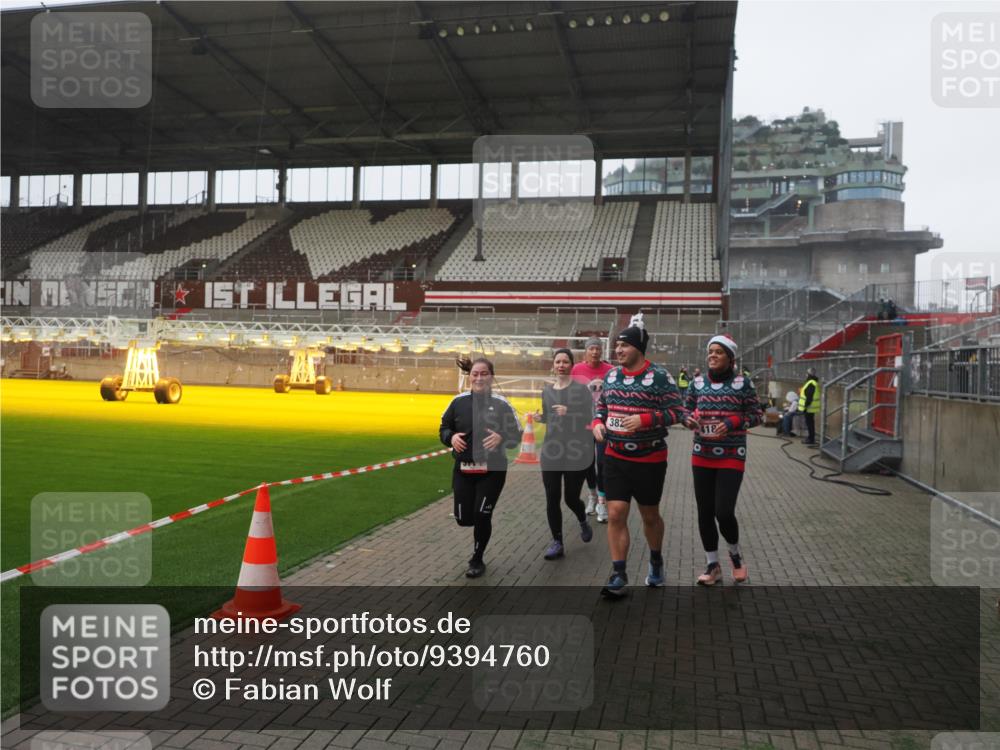 07.12.2025 - St. Pauli X-Mass-Run No. 15 Fabian Wolf http://msf.ph/oto/9394760 07.12.2025 10:26:50 Ziel 3771, 3787, 3792, 3828, 4185, 4384, 4705 meine-sportfotos.de