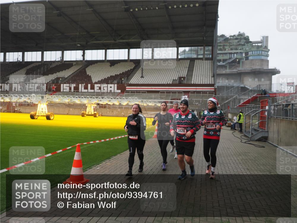 07.12.2025 - St. Pauli X-Mass-Run No. 15 Fabian Wolf http://msf.ph/oto/9394761 07.12.2025 10:26:50 Ziel 3771, 3787, 3792, 3828, 4185, 4384, 4705 meine-sportfotos.de