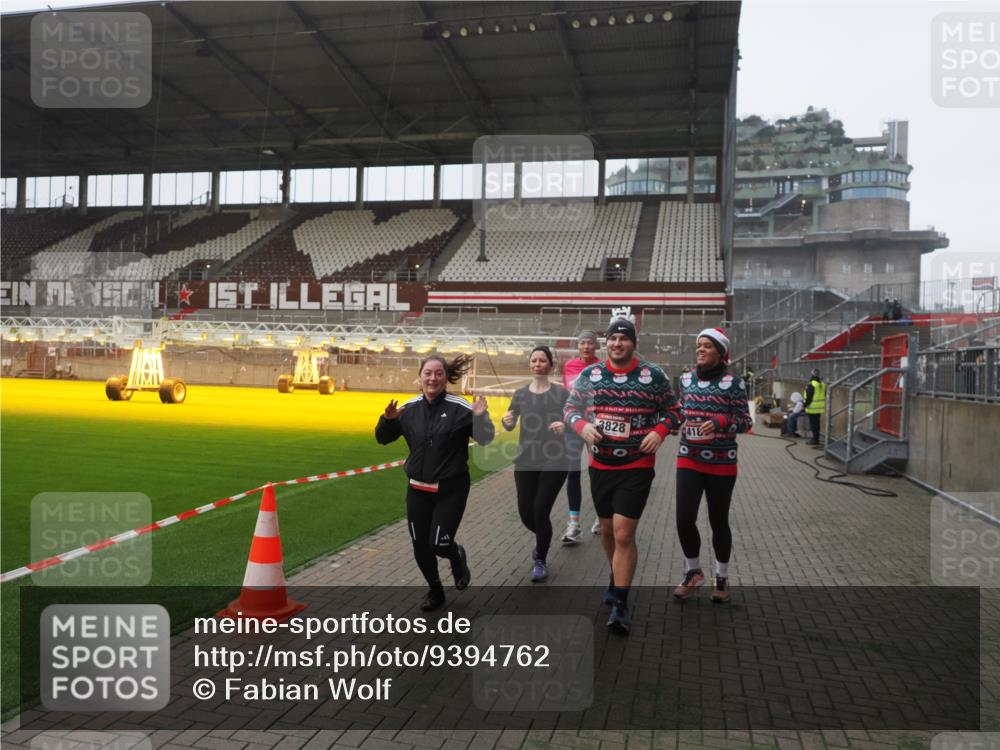 07.12.2025 - St. Pauli X-Mass-Run No. 15 Fabian Wolf http://msf.ph/oto/9394762 07.12.2025 10:26:50 Ziel 3771, 3787, 3792, 3828, 4185, 4384, 4705 meine-sportfotos.de