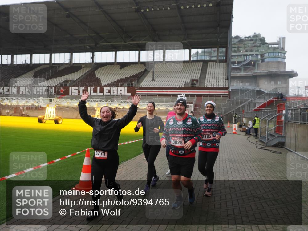 07.12.2025 - St. Pauli X-Mass-Run No. 15 Fabian Wolf http://msf.ph/oto/9394765 07.12.2025 10:26:51 Ziel 3771, 3787, 3792, 3828, 4185, 4384, 4705 meine-sportfotos.de