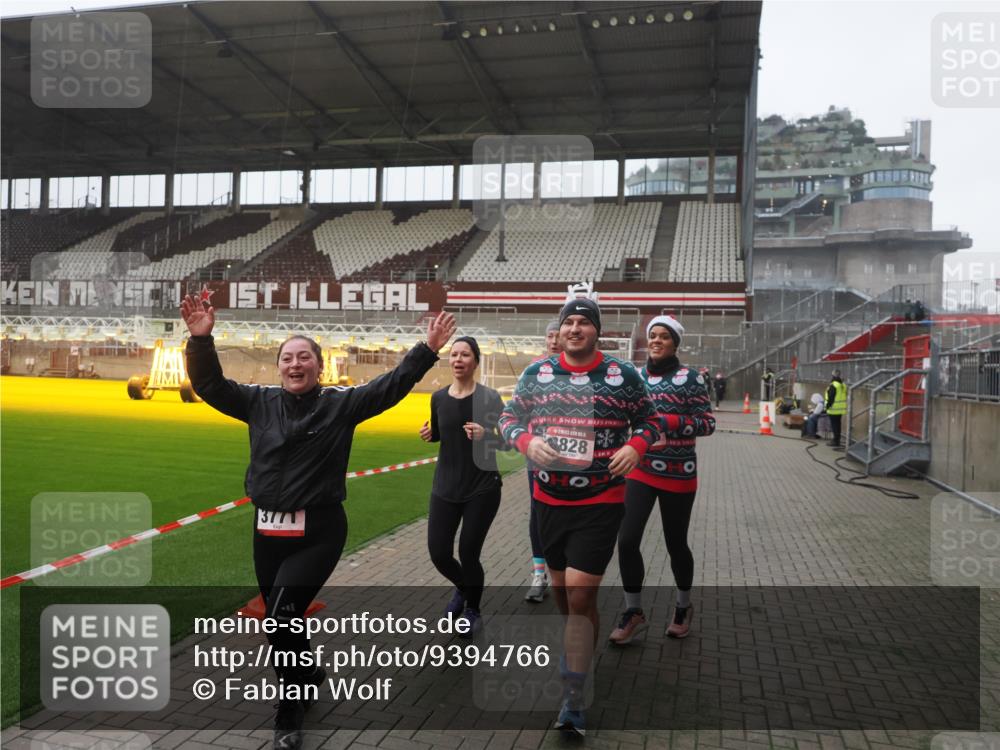 07.12.2025 - St. Pauli X-Mass-Run No. 15 Fabian Wolf http://msf.ph/oto/9394766 07.12.2025 10:26:51 Ziel 3771, 3787, 3792, 3828, 4185, 4384, 4705 meine-sportfotos.de