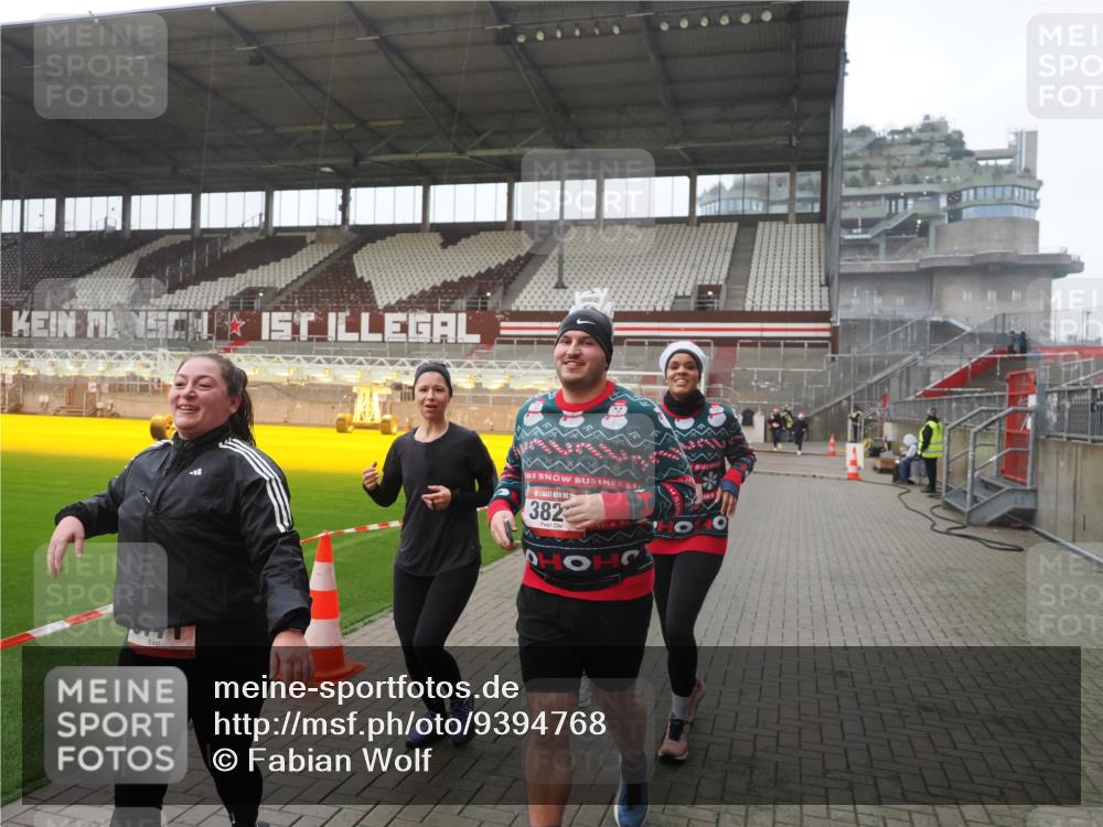 07.12.2025 - St. Pauli X-Mass-Run No. 15 Fabian Wolf http://msf.ph/oto/9394768 07.12.2025 10:26:52 Ziel 3771, 3787, 3792, 3828, 4185, 4384, 4705 meine-sportfotos.de
