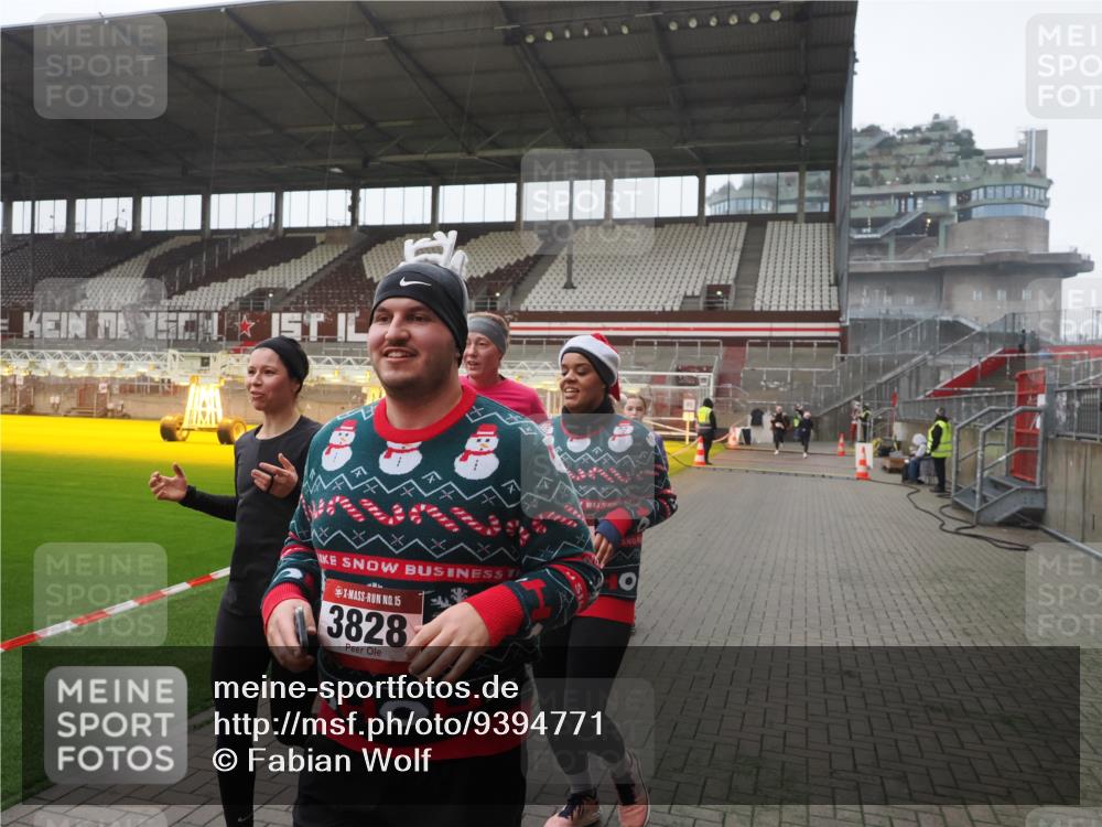 07.12.2025 - St. Pauli X-Mass-Run No. 15 Fabian Wolf http://msf.ph/oto/9394771 07.12.2025 10:26:52 Ziel 3771, 3787, 3792, 3828, 4185, 4384, 4705 meine-sportfotos.de