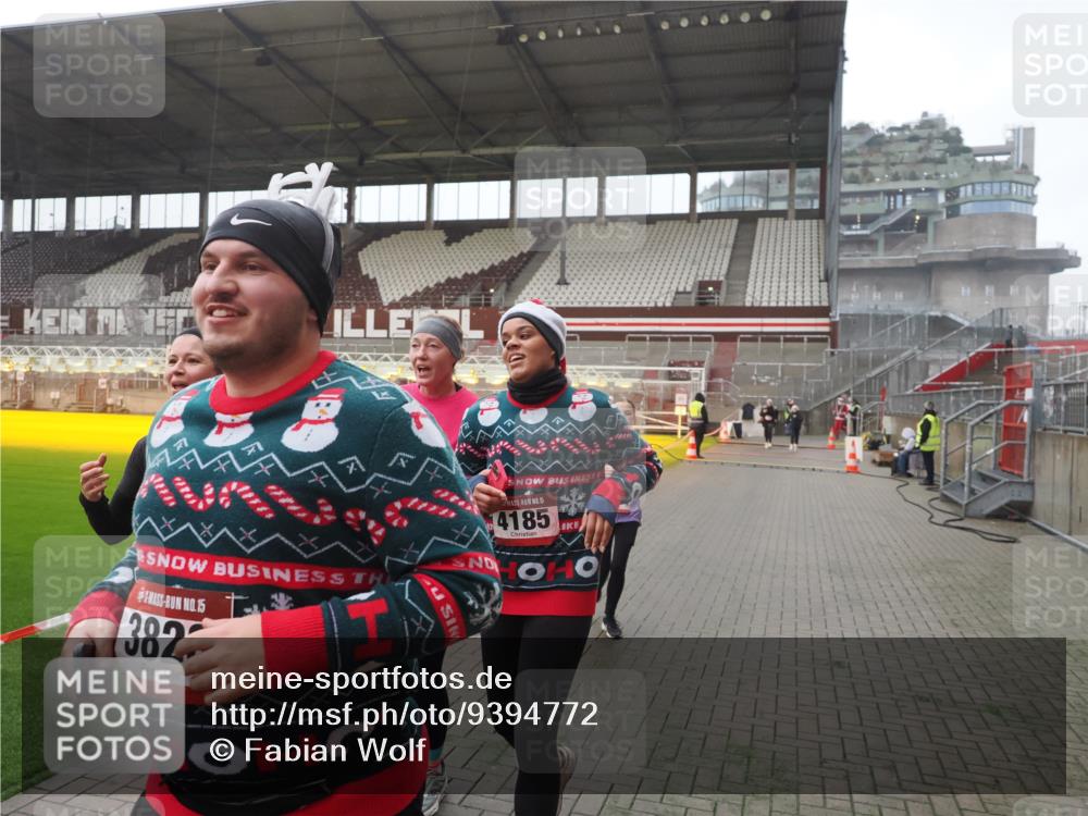 07.12.2025 - St. Pauli X-Mass-Run No. 15 Fabian Wolf http://msf.ph/oto/9394772 07.12.2025 10:26:52 Ziel 3771, 3787, 3792, 3828, 4185, 4384, 4705 meine-sportfotos.de
