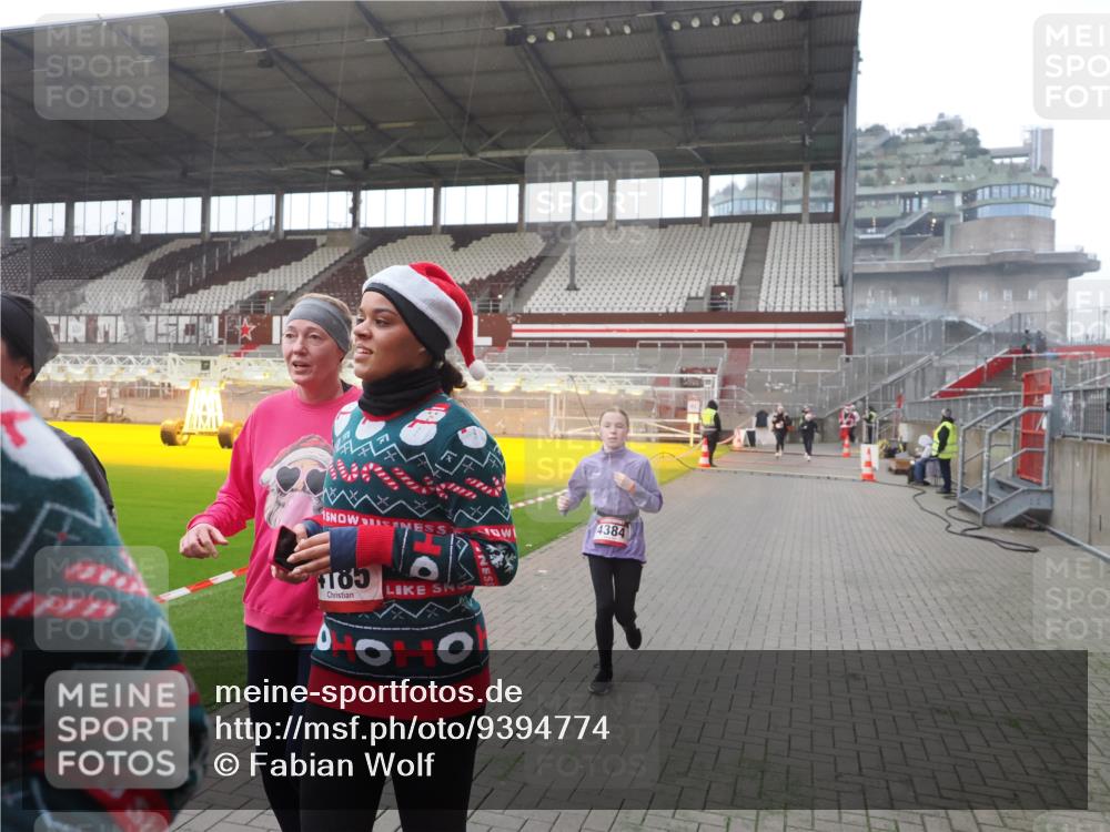 07.12.2025 - St. Pauli X-Mass-Run No. 15 Fabian Wolf http://msf.ph/oto/9394774 07.12.2025 10:26:53 Ziel 3771, 3787, 3792, 3828, 4185, 4384, 4705 meine-sportfotos.de