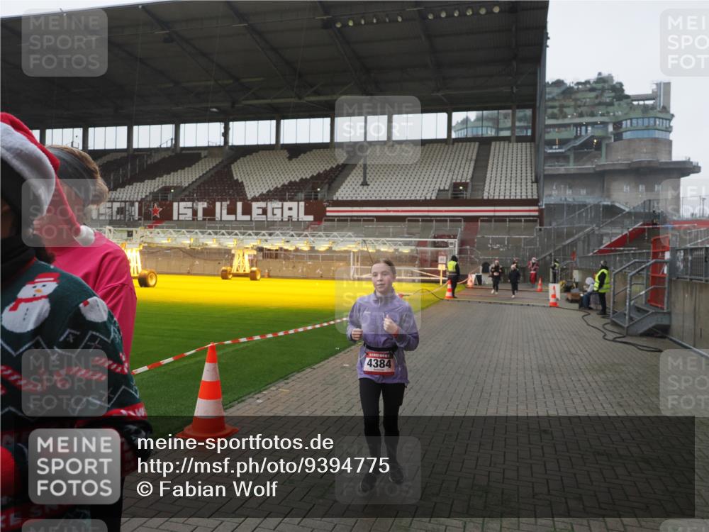 07.12.2025 - St. Pauli X-Mass-Run No. 15 Fabian Wolf http://msf.ph/oto/9394775 07.12.2025 10:26:53 Ziel 3771, 3787, 3792, 3828, 4185, 4384, 4705 meine-sportfotos.de