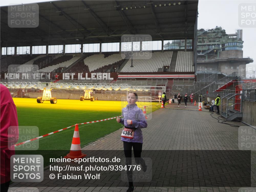 07.12.2025 - St. Pauli X-Mass-Run No. 15 Fabian Wolf http://msf.ph/oto/9394776 07.12.2025 10:26:54 Ziel 159, 3771, 3787, 3828, 4185, 4384, 4705 meine-sportfotos.de
