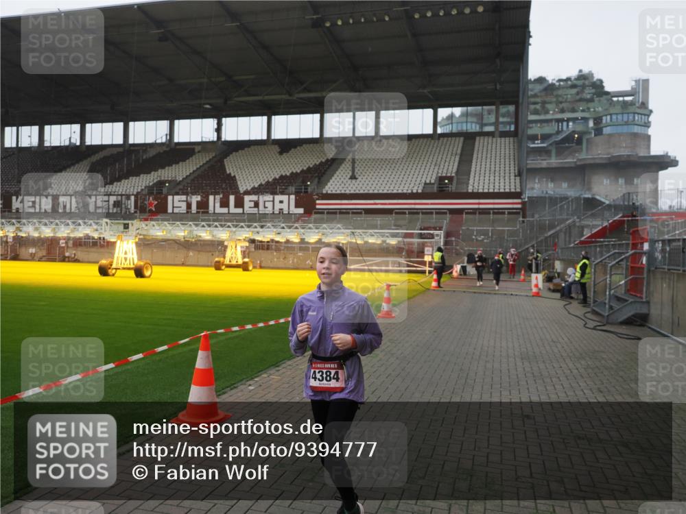 07.12.2025 - St. Pauli X-Mass-Run No. 15 Fabian Wolf http://msf.ph/oto/9394777 07.12.2025 10:26:54 Ziel 159, 3771, 3787, 3828, 4185, 4384, 4705 meine-sportfotos.de