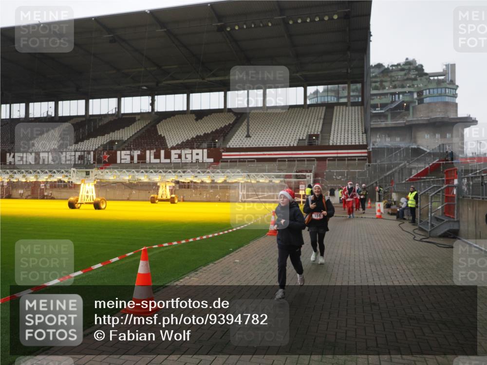 07.12.2025 - St. Pauli X-Mass-Run No. 15 Fabian Wolf http://msf.ph/oto/9394782 07.12.2025 10:26:59 Ziel 159, 1468, 1472, 3720, 3771, 3787, 3828, 4185, 4384, 4705 meine-sportfotos.de