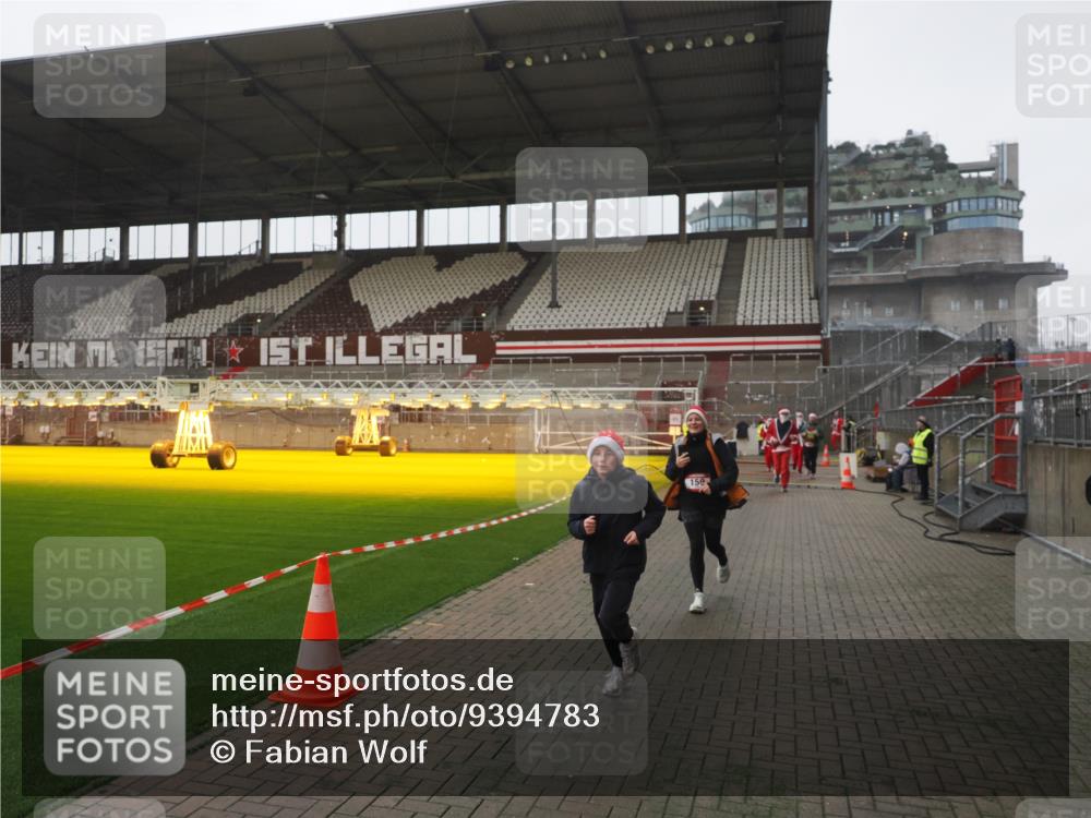 07.12.2025 - St. Pauli X-Mass-Run No. 15 Fabian Wolf http://msf.ph/oto/9394783 07.12.2025 10:27:00 Ziel 159, 1468, 1472, 3720, 3771, 3787, 3828, 4185, 4334, 4353, 4384 meine-sportfotos.de