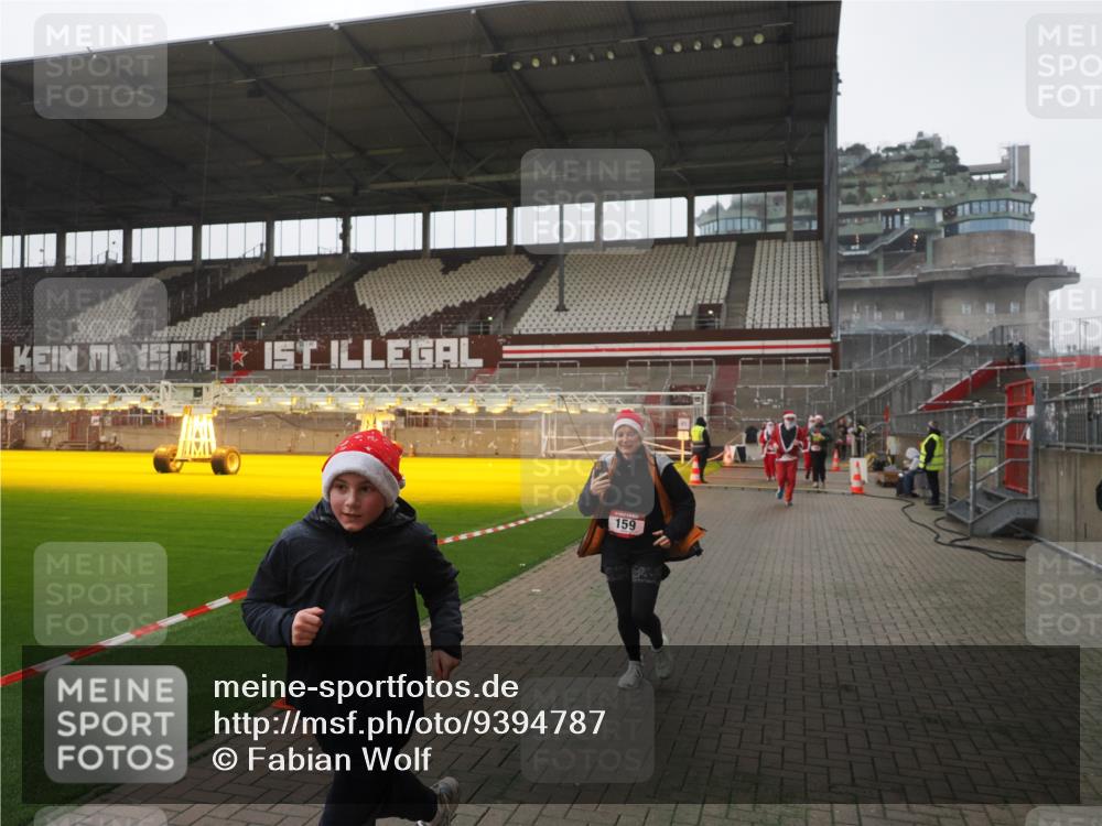 07.12.2025 - St. Pauli X-Mass-Run No. 15 Fabian Wolf http://msf.ph/oto/9394787 07.12.2025 10:27:00 Ziel 159, 1468, 1472, 3720, 3771, 3787, 3828, 4185, 4334, 4353, 4384 meine-sportfotos.de