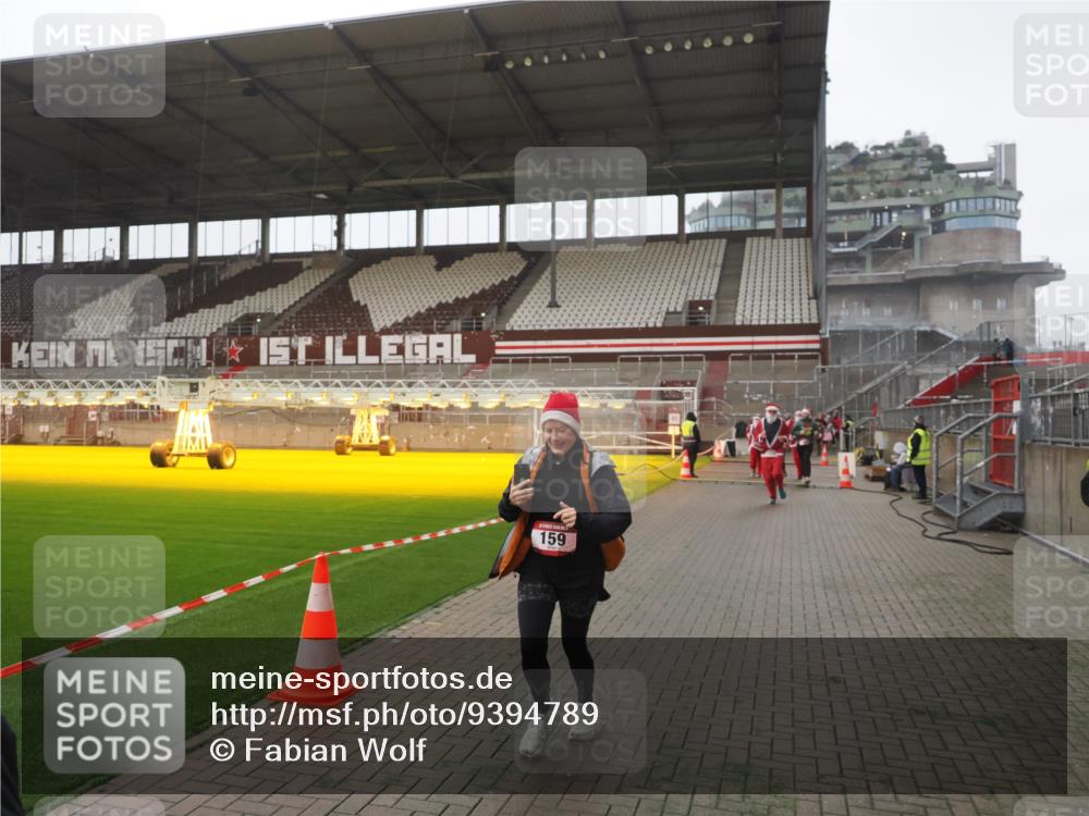 07.12.2025 - St. Pauli X-Mass-Run No. 15 Fabian Wolf http://msf.ph/oto/9394789 07.12.2025 10:27:01 Ziel 159, 1468, 1472, 3720, 3771, 3787, 4334, 4353, 4384 meine-sportfotos.de