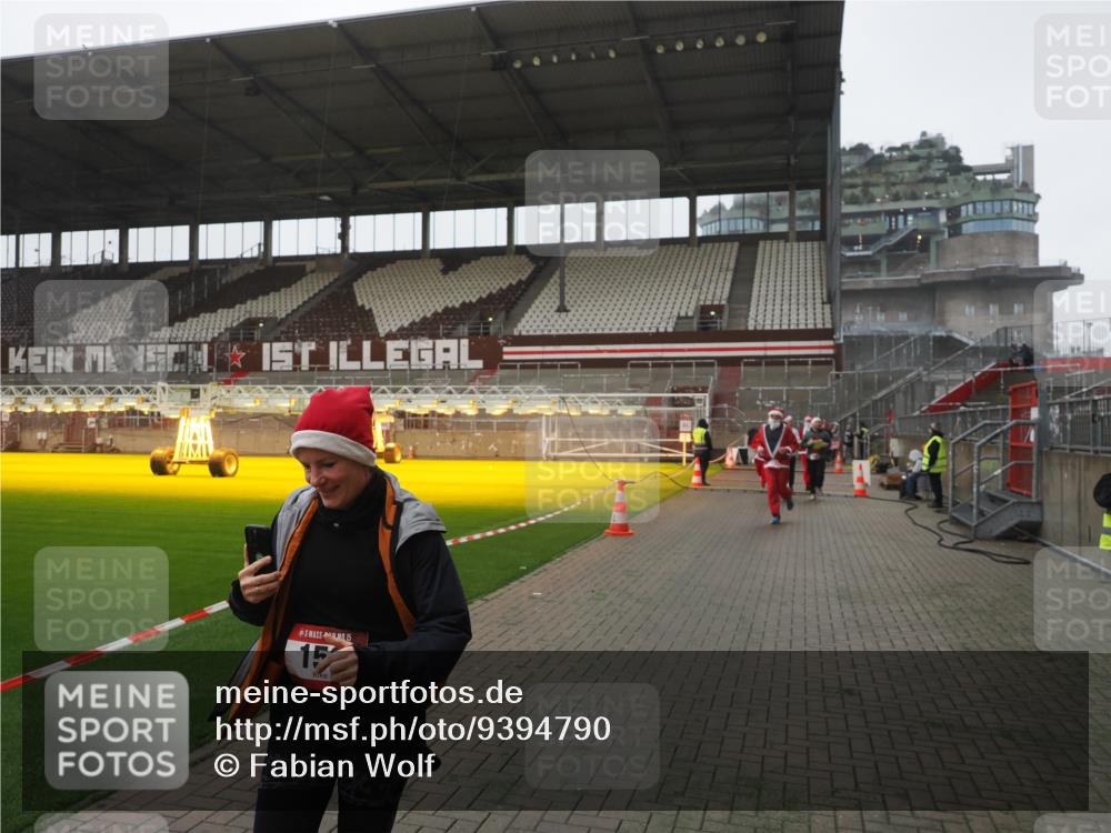 07.12.2025 - St. Pauli X-Mass-Run No. 15 Fabian Wolf http://msf.ph/oto/9394790 07.12.2025 10:27:01 Ziel 159, 1468, 1472, 3720, 3771, 3787, 4334, 4353, 4384 meine-sportfotos.de