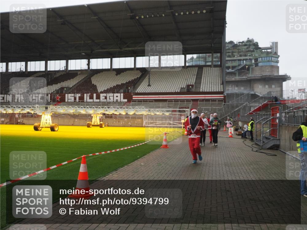 07.12.2025 - St. Pauli X-Mass-Run No. 15 Fabian Wolf http://msf.ph/oto/9394799 07.12.2025 10:27:04 Ziel 159, 1468, 1472, 3720, 4334, 4353, 4384 meine-sportfotos.de