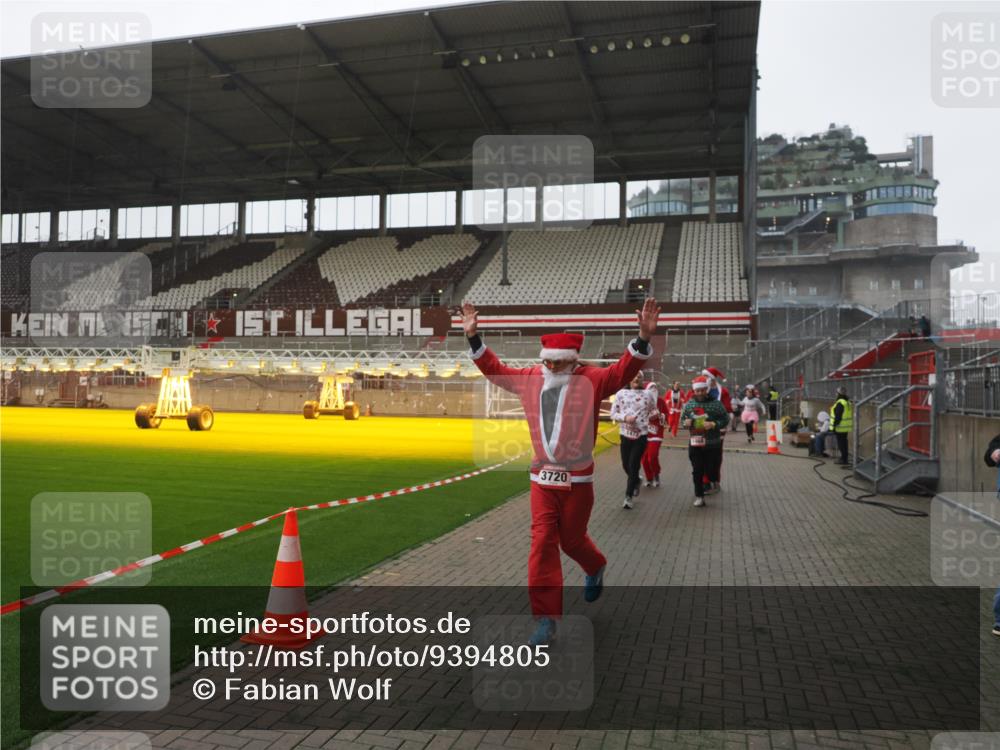 07.12.2025 - St. Pauli X-Mass-Run No. 15 Fabian Wolf http://msf.ph/oto/9394805 07.12.2025 10:27:05 Ziel 159, 1468, 1472, 1618, 3720, 4334, 4353, 4384, 4391, 4410 meine-sportfotos.de