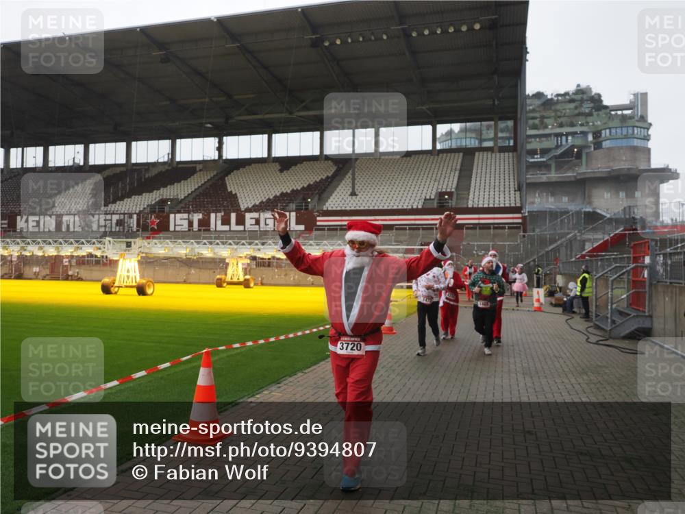 07.12.2025 - St. Pauli X-Mass-Run No. 15 Fabian Wolf http://msf.ph/oto/9394807 07.12.2025 10:27:05 Ziel 159, 1468, 1472, 1618, 3720, 4334, 4353, 4384, 4391, 4410 meine-sportfotos.de