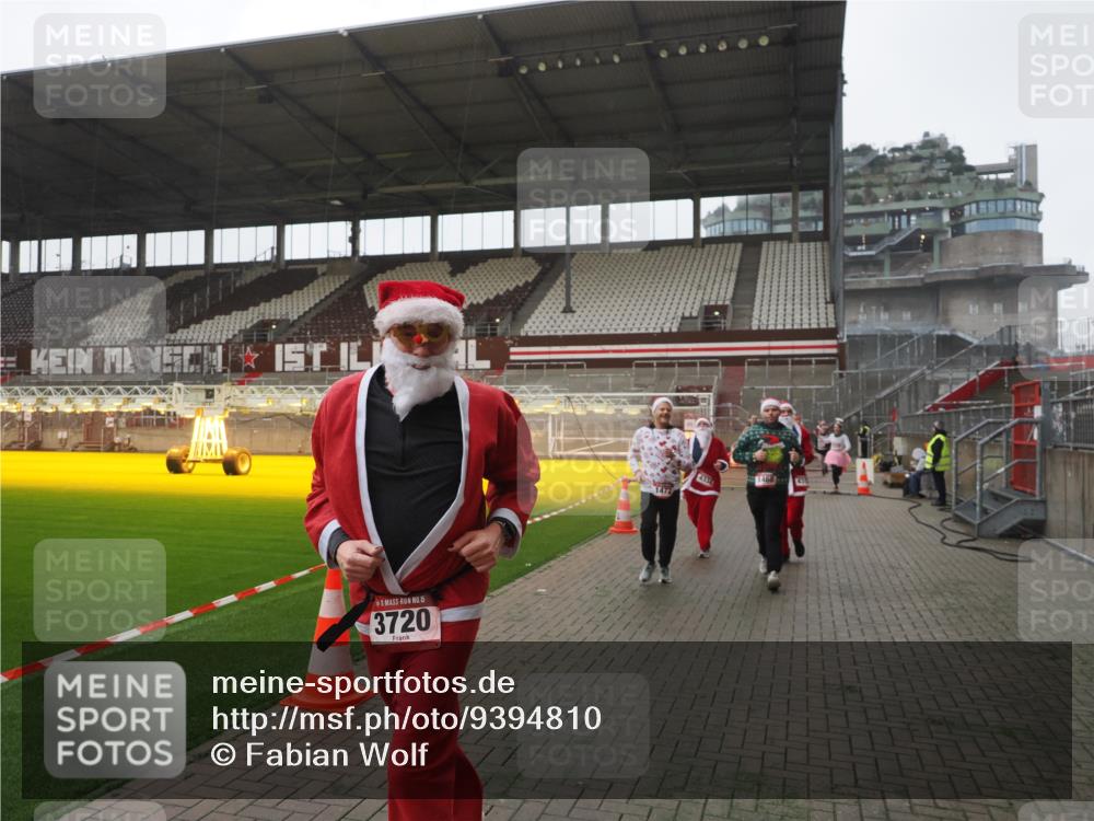 07.12.2025 - St. Pauli X-Mass-Run No. 15 Fabian Wolf http://msf.ph/oto/9394810 07.12.2025 10:27:06 Ziel 159, 1468, 1472, 1618, 3720, 4334, 4353, 4391, 4409, 4410 meine-sportfotos.de