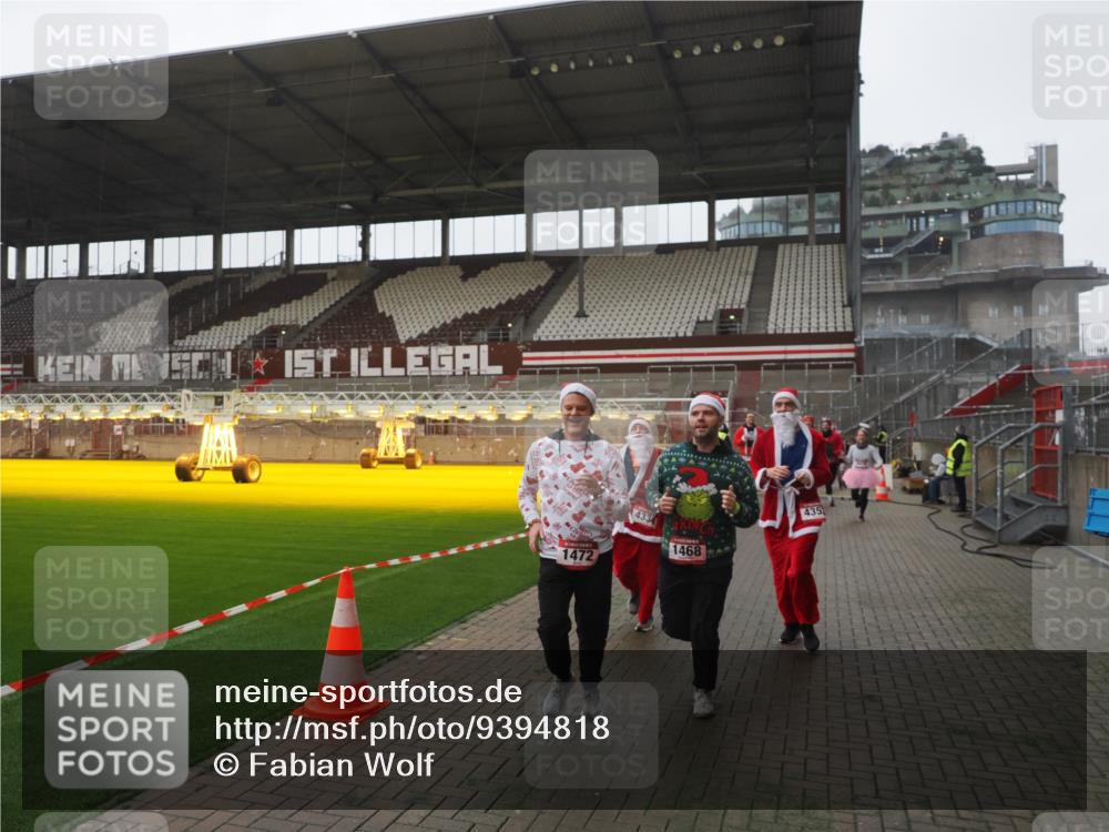 07.12.2025 - St. Pauli X-Mass-Run No. 15 Fabian Wolf http://msf.ph/oto/9394818 07.12.2025 10:27:08 Ziel 159, 1468, 1472, 1618, 3720, 4225, 4334, 4353, 4391, 4409, 4410 meine-sportfotos.de