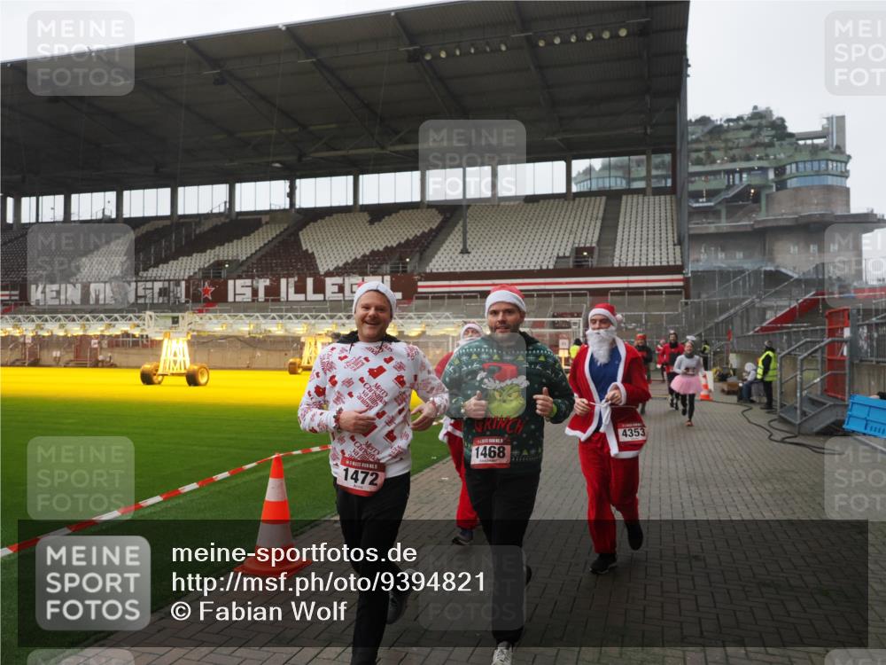 07.12.2025 - St. Pauli X-Mass-Run No. 15 Fabian Wolf http://msf.ph/oto/9394821 07.12.2025 10:27:08 Ziel 159, 1468, 1472, 1618, 3720, 4225, 4334, 4353, 4391, 4409, 4410 meine-sportfotos.de