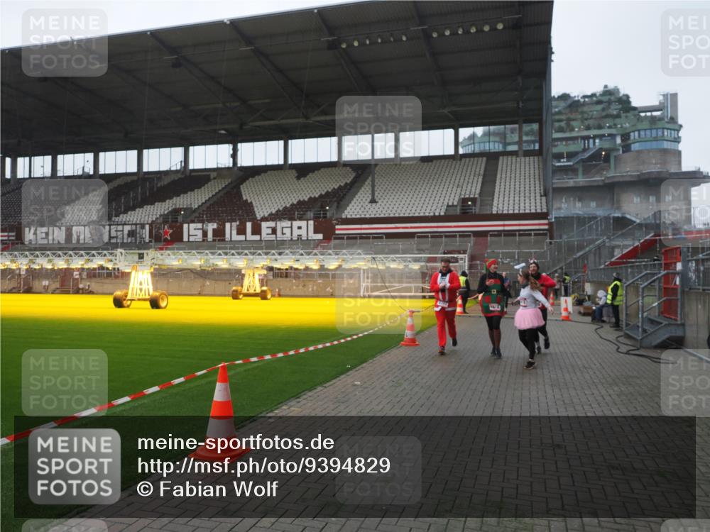 07.12.2025 - St. Pauli X-Mass-Run No. 15 Fabian Wolf http://msf.ph/oto/9394829 07.12.2025 10:27:10 Ziel 159, 1312, 1317, 1468, 1472, 1618, 3720, 4225, 4334, 4353, 4391, 4409, 4410 meine-sportfotos.de