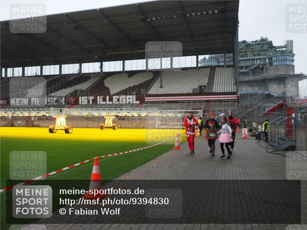 07.12.2025 - St. Pauli X-Mass-Run No. 15 Fabian Wolf http://msf.ph/oto/9394830 07.12.2025 10:27:10 Ziel 159, 1312, 1317, 1468, 1472, 1618, 3720, 4225, 4334, 4353, 4391, 4409, 4410 meine-sportfotos.de