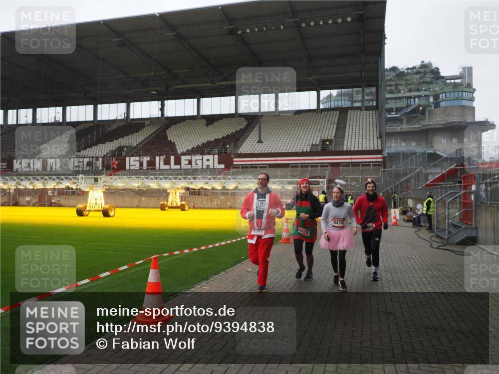 07.12.2025 - St. Pauli X-Mass-Run No. 15 Fabian Wolf http://msf.ph/oto/9394838 07.12.2025 10:27:12 Ziel 159, 1312, 1317, 1468, 1472, 1618, 3720, 4225, 4334, 4353, 4391, 4409, 4410 meine-sportfotos.de