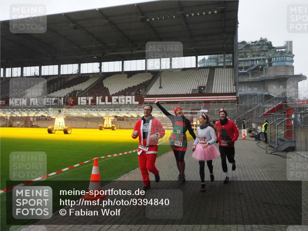 07.12.2025 - St. Pauli X-Mass-Run No. 15 Fabian Wolf http://msf.ph/oto/9394840 07.12.2025 10:27:12 Ziel 159, 1312, 1317, 1468, 1472, 1618, 3720, 4225, 4334, 4353, 4391, 4409, 4410 meine-sportfotos.de