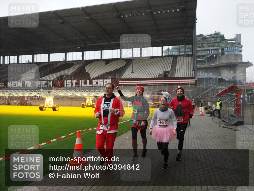 07.12.2025 - St. Pauli X-Mass-Run No. 15 Fabian Wolf http://msf.ph/oto/9394842 07.12.2025 10:27:13 Ziel 159, 1312, 1317, 1468, 1472, 1618, 3720, 4225, 4334, 4353, 4391, 4409, 4410 meine-sportfotos.de