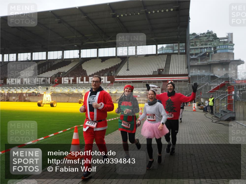 07.12.2025 - St. Pauli X-Mass-Run No. 15 Fabian Wolf http://msf.ph/oto/9394843 07.12.2025 10:27:13 Ziel 159, 1312, 1317, 1468, 1472, 1618, 3720, 4225, 4334, 4353, 4391, 4409, 4410 meine-sportfotos.de