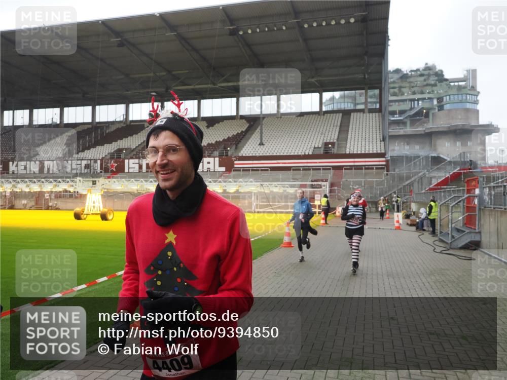 07.12.2025 - St. Pauli X-Mass-Run No. 15 Fabian Wolf http://msf.ph/oto/9394850 07.12.2025 10:27:15 Ziel 1312, 1317, 1468, 1472, 1618, 3571, 3720, 4225, 4334, 4353, 4391, 4409, 4410 meine-sportfotos.de