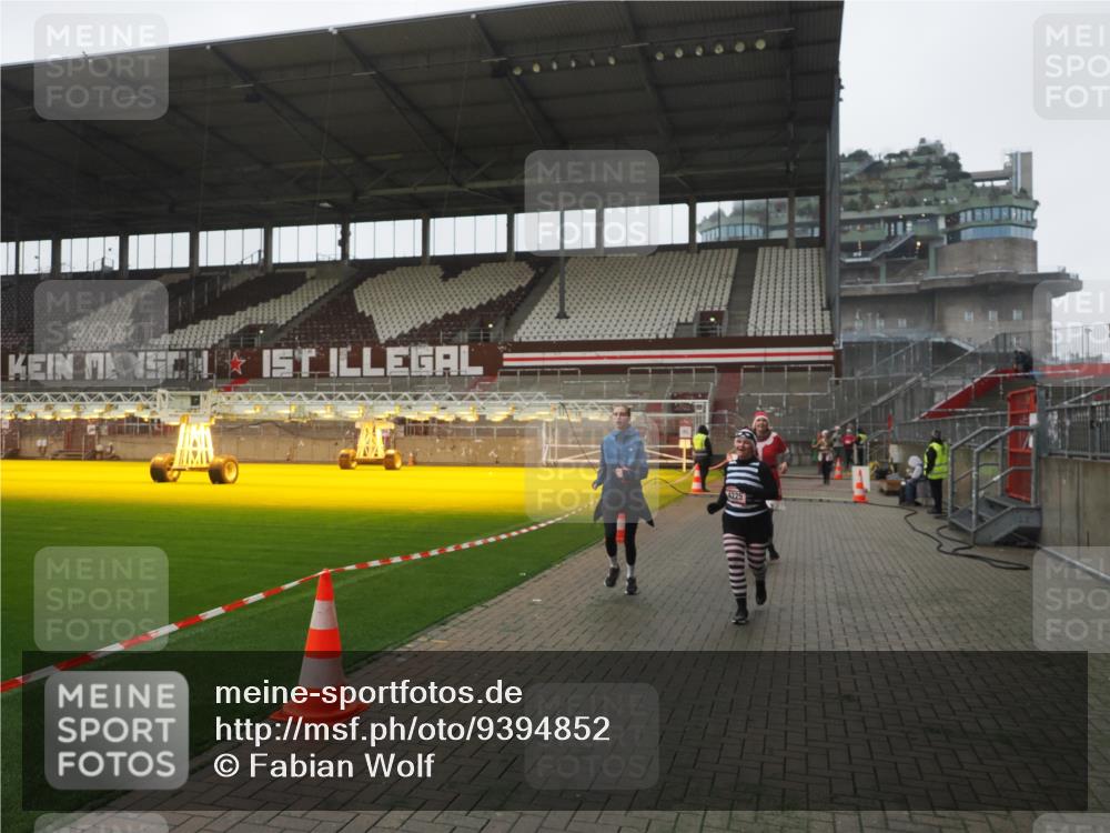 07.12.2025 - St. Pauli X-Mass-Run No. 15 Fabian Wolf http://msf.ph/oto/9394852 07.12.2025 10:27:15 Ziel 1312, 1317, 1468, 1472, 1618, 3571, 3720, 4225, 4334, 4353, 4391, 4409, 4410 meine-sportfotos.de