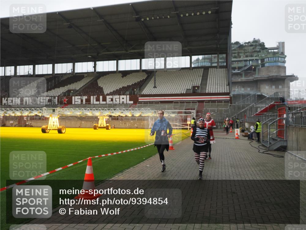 07.12.2025 - St. Pauli X-Mass-Run No. 15 Fabian Wolf http://msf.ph/oto/9394854 07.12.2025 10:27:15 Ziel 1312, 1317, 1468, 1472, 1618, 3571, 3720, 4225, 4334, 4353, 4391, 4409, 4410 meine-sportfotos.de
