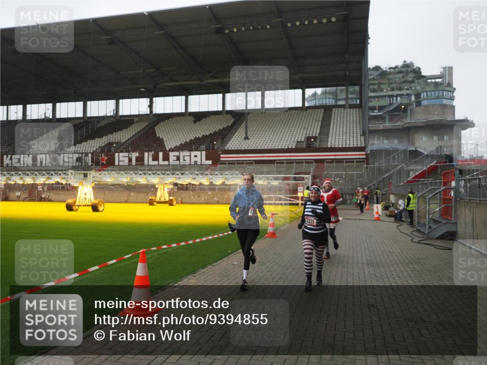 07.12.2025 - St. Pauli X-Mass-Run No. 15 Fabian Wolf http://msf.ph/oto/9394855 07.12.2025 10:27:16 Ziel 1312, 1317, 1468, 1472, 1618, 3571, 3720, 4225, 4334, 4353, 4391, 4409, 4410 meine-sportfotos.de