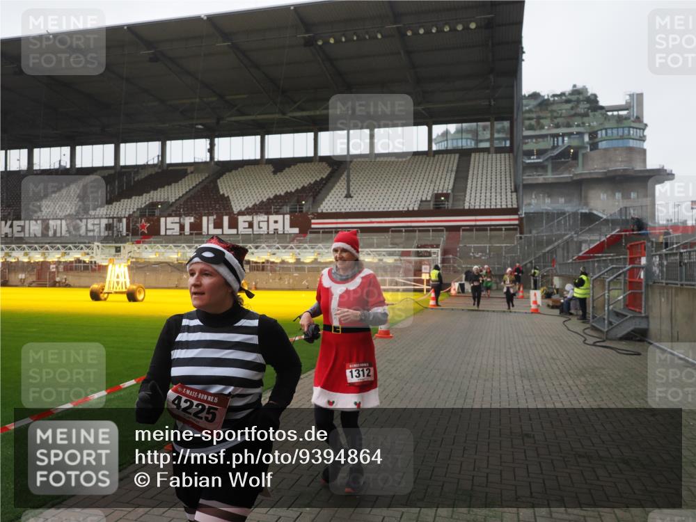 07.12.2025 - St. Pauli X-Mass-Run No. 15 Fabian Wolf http://msf.ph/oto/9394864 07.12.2025 10:27:18 Ziel 1312, 1317, 1468, 1472, 1618, 3571, 3715, 4225, 4334, 4353, 4391, 4409, 4410 meine-sportfotos.de