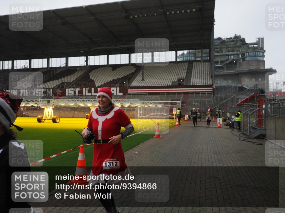 07.12.2025 - St. Pauli X-Mass-Run No. 15 Fabian Wolf http://msf.ph/oto/9394866 07.12.2025 10:27:18 Ziel 1312, 1317, 1468, 1472, 1618, 3571, 3715, 4225, 4334, 4353, 4391, 4409, 4410 meine-sportfotos.de
