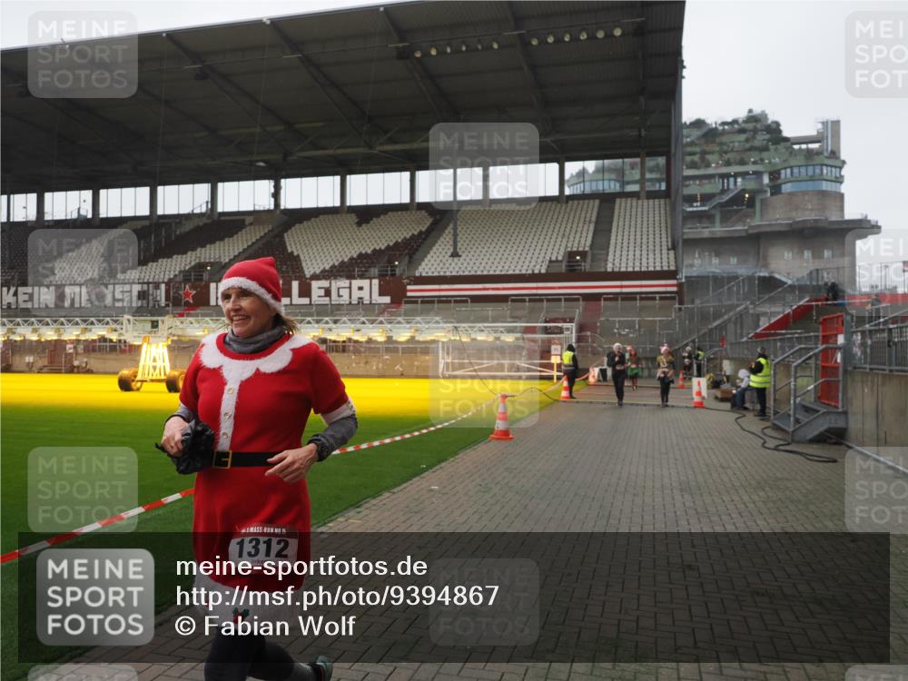 07.12.2025 - St. Pauli X-Mass-Run No. 15 Fabian Wolf http://msf.ph/oto/9394867 07.12.2025 10:27:18 Ziel 1312, 1317, 1468, 1472, 1618, 3571, 3715, 4225, 4334, 4353, 4391, 4409, 4410 meine-sportfotos.de