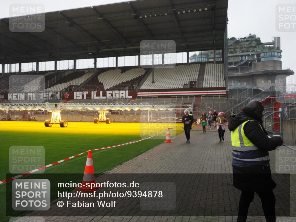 07.12.2025 - St. Pauli X-Mass-Run No. 15 Fabian Wolf http://msf.ph/oto/9394878 07.12.2025 10:27:22 Ziel 1312, 1317, 1618, 3571, 3714, 3715, 3722, 3723, 4225, 4391, 4409, 4410, 4435 meine-sportfotos.de