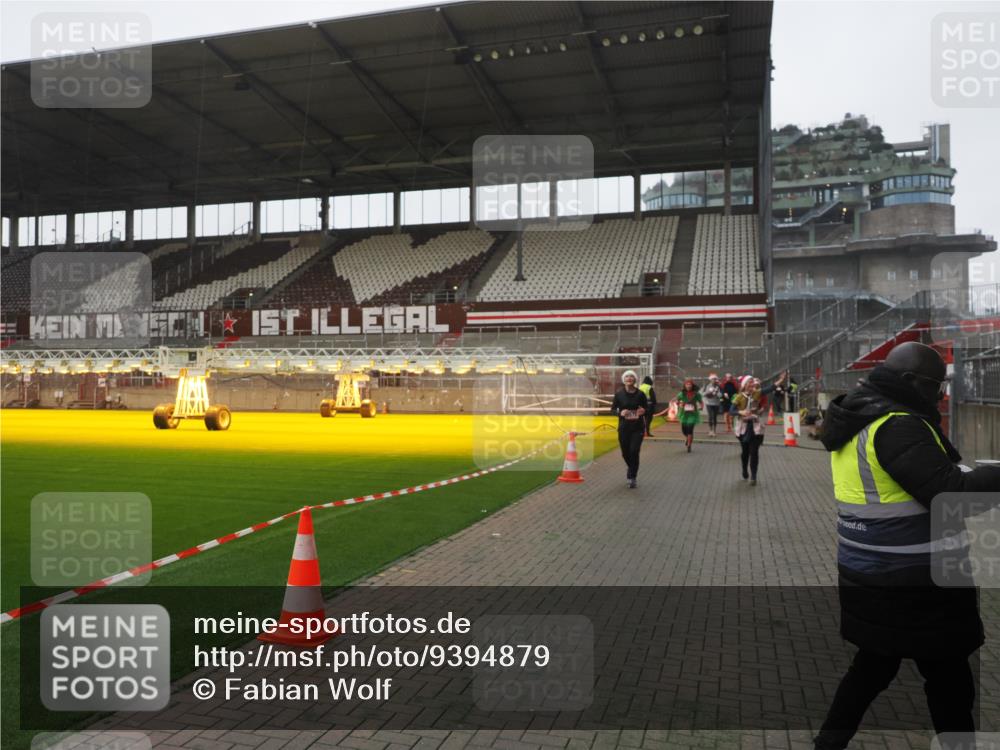 07.12.2025 - St. Pauli X-Mass-Run No. 15 Fabian Wolf http://msf.ph/oto/9394879 07.12.2025 10:27:22 Ziel 1312, 1317, 1618, 3571, 3714, 3715, 3722, 3723, 4225, 4391, 4409, 4410, 4435 meine-sportfotos.de
