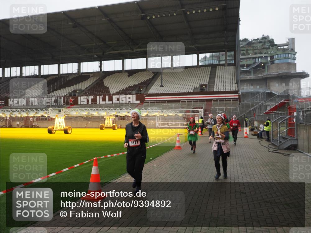 07.12.2025 - St. Pauli X-Mass-Run No. 15 Fabian Wolf http://msf.ph/oto/9394892 07.12.2025 10:27:25 Ziel 1312, 1317, 1618, 3571, 3714, 3715, 3722, 3723, 3793, 4225, 4391, 4409, 4410, 4435 meine-sportfotos.de