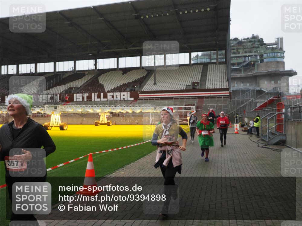 07.12.2025 - St. Pauli X-Mass-Run No. 15 Fabian Wolf http://msf.ph/oto/9394898 07.12.2025 10:27:26 Ziel 1312, 1317, 3571, 3714, 3715, 3722, 3723, 3793, 4225, 4409, 4435 meine-sportfotos.de