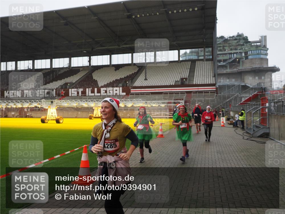 07.12.2025 - St. Pauli X-Mass-Run No. 15 Fabian Wolf http://msf.ph/oto/9394901 07.12.2025 10:27:27 Ziel 1312, 1317, 3571, 3714, 3715, 3722, 3723, 3793, 4225, 4435 meine-sportfotos.de