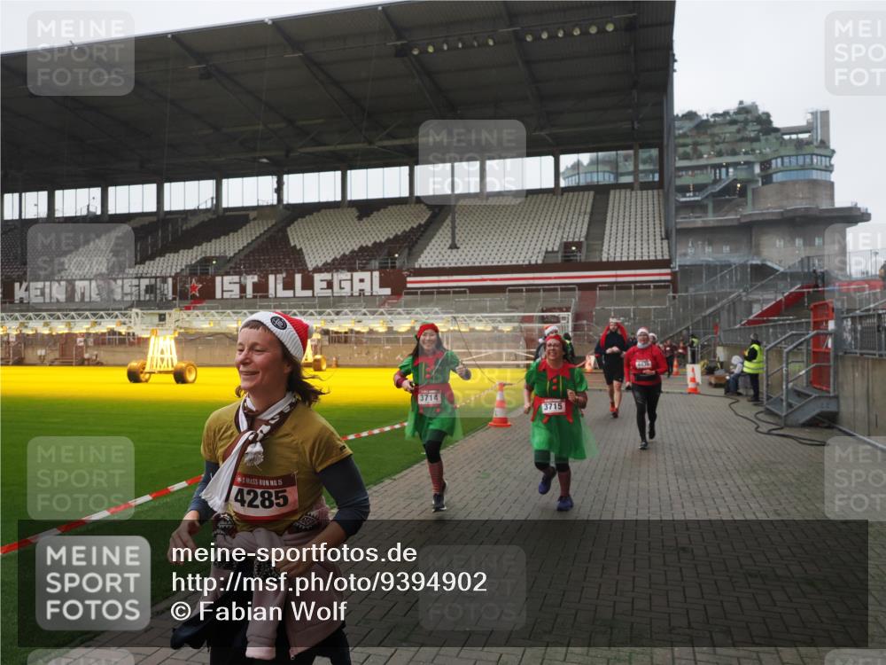 07.12.2025 - St. Pauli X-Mass-Run No. 15 Fabian Wolf http://msf.ph/oto/9394902 07.12.2025 10:27:27 Ziel 1312, 1317, 3571, 3714, 3715, 3722, 3723, 3793, 4225, 4435 meine-sportfotos.de