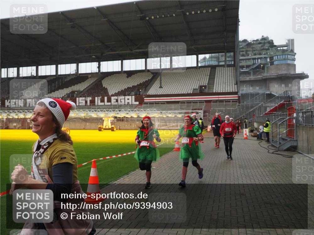 07.12.2025 - St. Pauli X-Mass-Run No. 15 Fabian Wolf http://msf.ph/oto/9394903 07.12.2025 10:27:27 Ziel 1312, 1317, 3571, 3714, 3715, 3722, 3723, 3793, 4225, 4435 meine-sportfotos.de