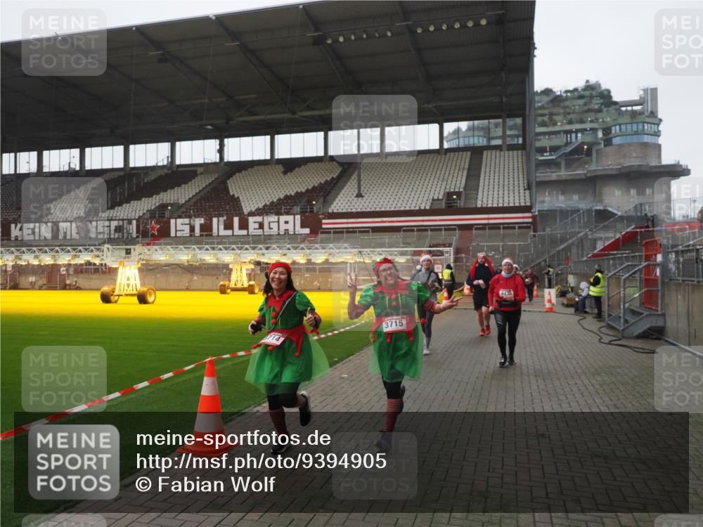 07.12.2025 - St. Pauli X-Mass-Run No. 15 Fabian Wolf http://msf.ph/oto/9394905 07.12.2025 10:27:27 Ziel 1312, 1317, 3571, 3714, 3715, 3722, 3723, 3793, 4225, 4435 meine-sportfotos.de